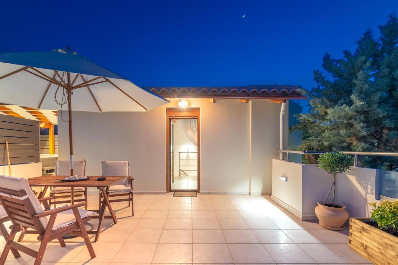 Hébergement de vacances Eleni Luxury Maisonette With Jacuzzi *